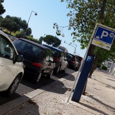 Carros estão largos demais para estacionar