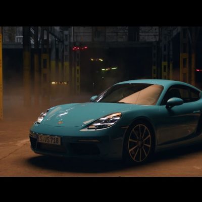Porsche Cayman perseguido por matilha de 6 drones caçadores