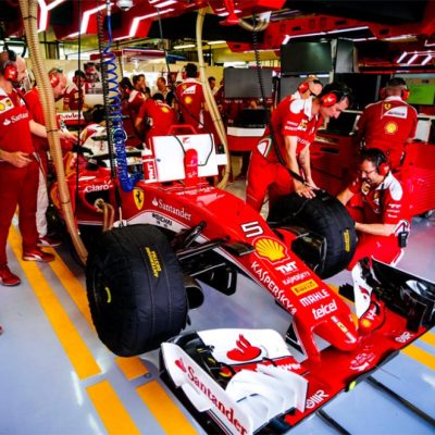 F1: Ferrari na frente, Mercedes fora do top 3