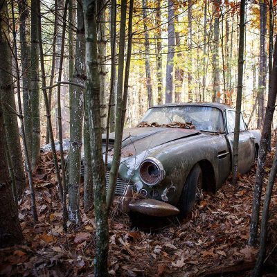 O Mercedes de John Lennon e um Aston Martin abandonado na floresta