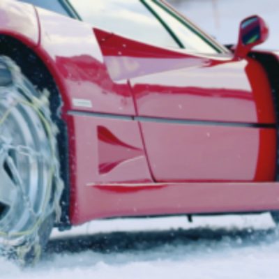 É suficientemente corajoso para conduzir um Ferrari F40 na neve?