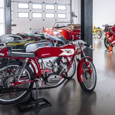 Para quê comprar uma motocicleta clássica italiana quando pode ter 24?