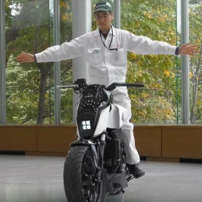 Honda apresenta moto autonivelante e carro que aprende emoções